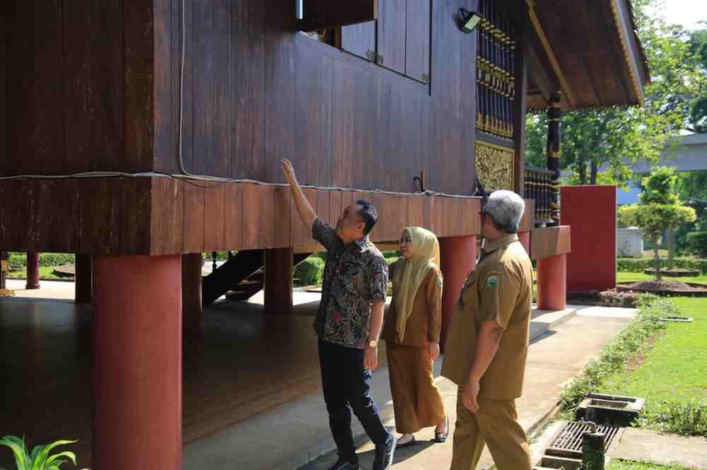 cik (1) Wagub Sumsel, Cik Ujang melihat bangunan Anjungan Sumsel di TMII Jakarta, Rabu (29/10/2025). Foto: Humas Pemprov Sumsel.
