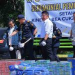 Gubernur Sumsel, Herman Deru iktu memusnakan barang-barang ilegal hasil sitaan Bea Cukai, Kamis (30/10/2025). Foto: Humas Pemprov Sumsel.