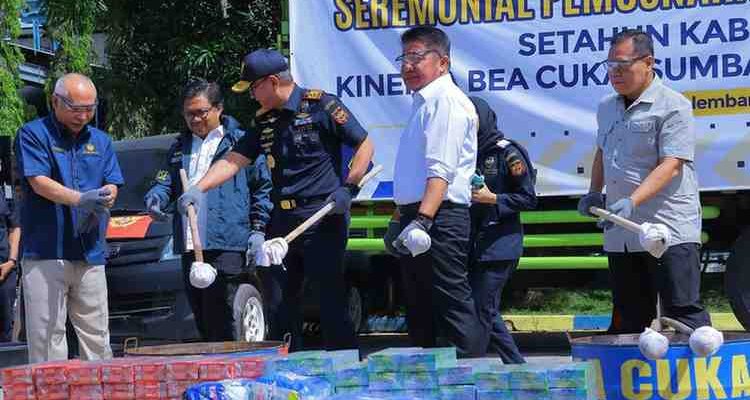 Gubernur Sumsel, Herman Deru iktu memusnakan barang-barang ilegal hasil sitaan Bea Cukai, Kamis (30/10/2025). Foto: Humas Pemprov Sumsel.