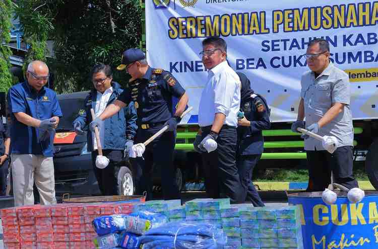 Gubernur Sumsel, Herman Deru iktu memusnakan barang-barang ilegal hasil sitaan Bea Cukai, Kamis (30/10/2025). Foto: Humas Pemprov Sumsel.