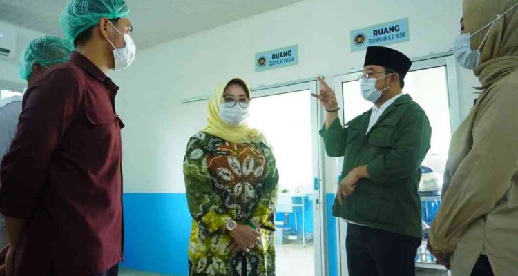 Wakil Wali Kota Palembang, Prima Salam meresmikan Satuan Pemenuhan Pelayanan Gizi (SPPG) di Yayasan Fauzi Tiga Wijaya, Kecamatan Gandus, Kamis (9/10/2025). Foto: KMominfo Palembang.