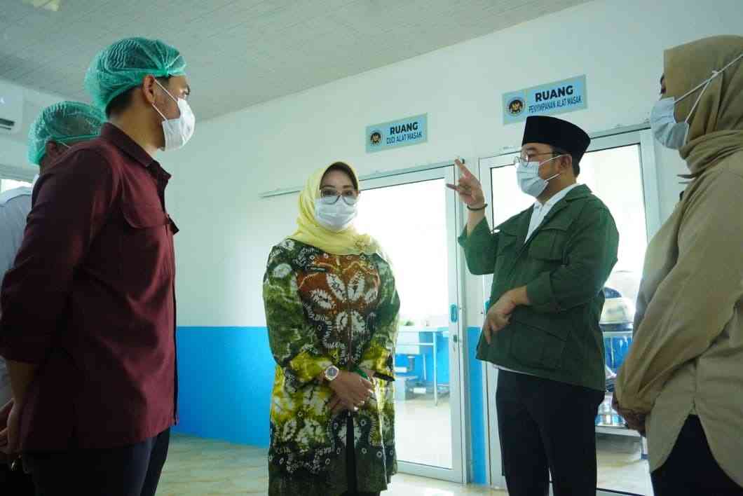 Wakil Wali Kota Palembang, Prima Salam meresmikan Satuan Pemenuhan Pelayanan Gizi (SPPG) di Yayasan Fauzi Tiga Wijaya, Kecamatan Gandus, Kamis (9/10/2025). Foto: KMominfo Palembang.
