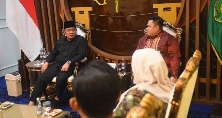 Gubernur Sumsel H. Herman Deru menerima RCEO PT Pegadaian Kanwil III Sumbagsel, Novryandi, beserta jajarannya, Senin (13/10/2025). Foto: Humas Pemprov Sumsel.