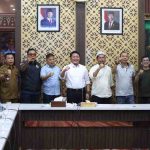 Gubernur Sumsel, Hermen Deru saat menerima sejumlah kelompok suporter Sriwijaya FC, Selasa (14/10/2025). Foto: Humas Pemprov Sumsel.