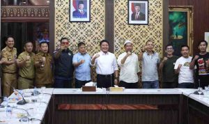 Gubernur Sumsel, Hermen Deru saat menerima sejumlah kelompok suporter Sriwijaya FC, Selasa (14/10/2025). Foto: Humas Pemprov Sumsel.