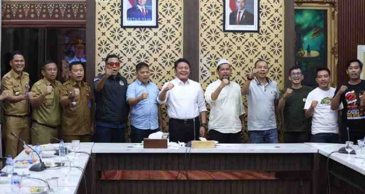 Gubernur Sumsel, Hermen Deru saat menerima sejumlah kelompok suporter Sriwijaya FC, Selasa (14/10/2025). Foto: Humas Pemprov Sumsel.