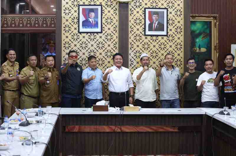 Gubernur Sumsel, Hermen Deru saat menerima sejumlah kelompok suporter Sriwijaya FC, Selasa (14/10/2025). Foto: Humas Pemprov Sumsel.
