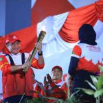 Gubernur Sumsel, Herman Deru membawa obor saat pembukaan Porprov Muba, Sabtu (18/10/2025) malam. Foto: Humas Pemprov Sumsel.