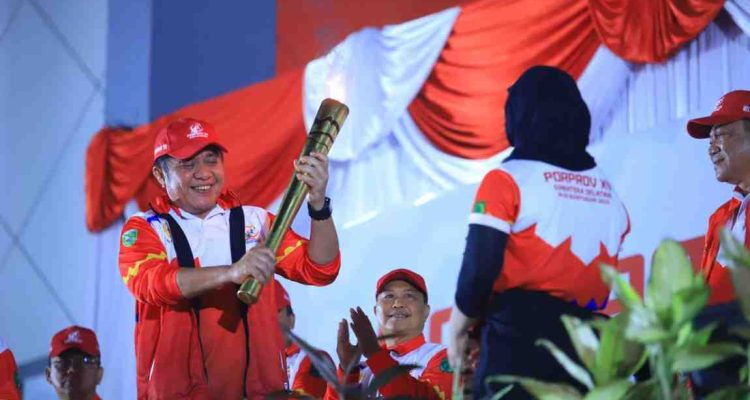 Gubernur Sumsel, Herman Deru membawa obor saat pembukaan Porprov Muba, Sabtu (18/10/2025) malam. Foto: Humas Pemprov Sumsel.