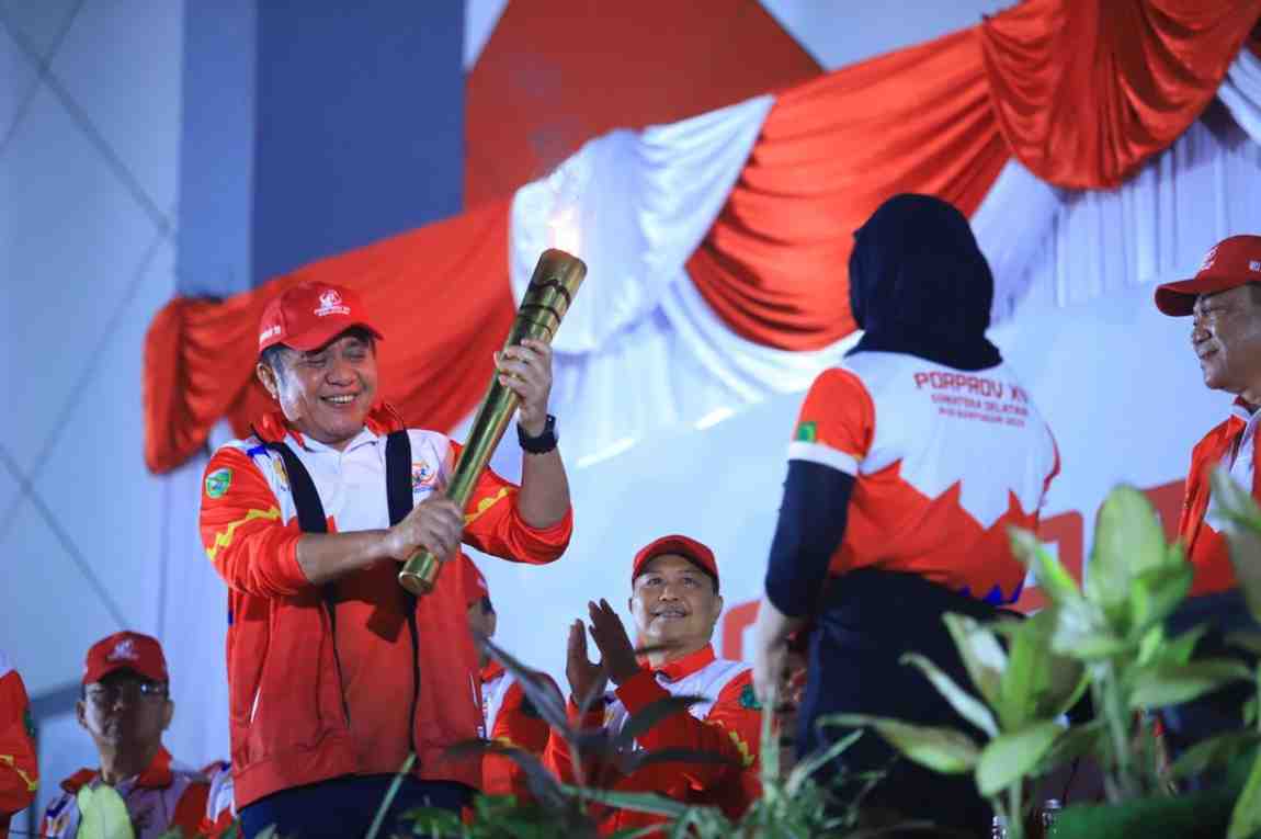 Gubernur Sumsel, Herman Deru membawa obor saat pembukaan Porprov Muba, Sabtu (18/10/2025) malam. Foto: Humas Pemprov Sumsel.