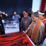 Gubernur Sumsel, Herman Deru mendamping Menteri Kebudayaan Fadli Zon melhat benda-benda bersejarah di Museum SMB II Palembang, Senin (20/10/2025). Foto: Humas Pemprov Sumsel.