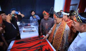 Gubernur Sumsel, Herman Deru mendamping Menteri Kebudayaan Fadli Zon melhat benda-benda bersejarah di Museum SMB II Palembang, Senin (20/10/2025). Foto: Humas Pemprov Sumsel.