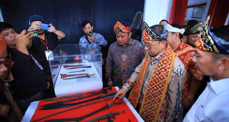Gubernur Sumsel, Herman Deru mendamping Menteri Kebudayaan Fadli Zon melhat benda-benda bersejarah di Museum SMB II Palembang, Senin (20/10/2025). Foto: Humas Pemprov Sumsel.