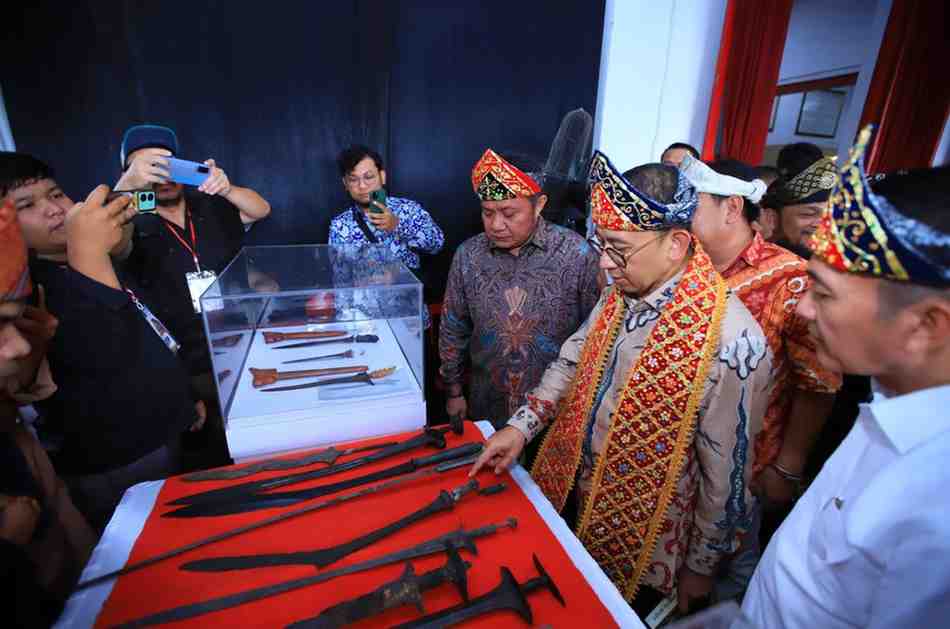 Gubernur Sumsel, Herman Deru mendamping Menteri Kebudayaan Fadli Zon melhat benda-benda bersejarah di Museum SMB II Palembang, Senin (20/10/2025). Foto: Humas Pemprov Sumsel.