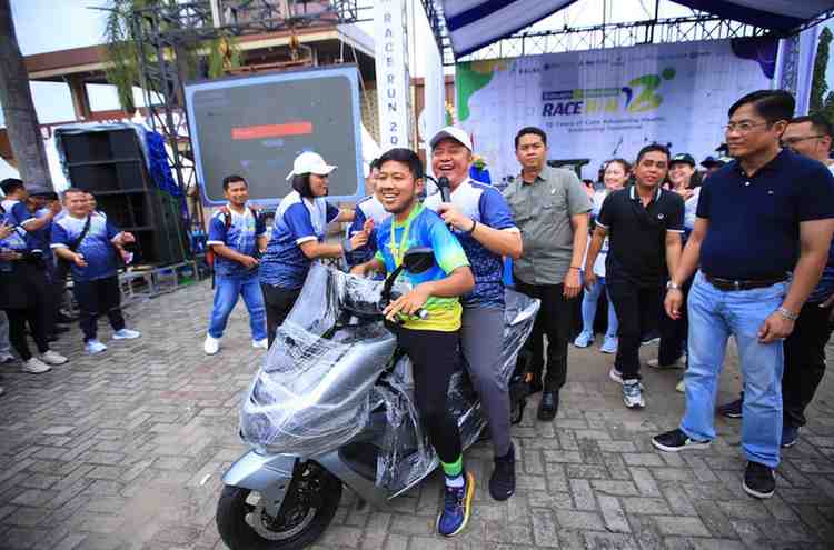 deru (15) Gubernur Sumsel, Herman deru saat menghadiri race run RS Siloam Palembang, Minggu (26/10/2025). Foto: Humas Pemprov Sumsel.