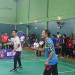 Walikota Palembang, Ratu Dewa bermain batmonton melawan Ketua Korpri, Prof Suzan, Sabtu (11/10/2025). Foto: Kominfo Palembang.