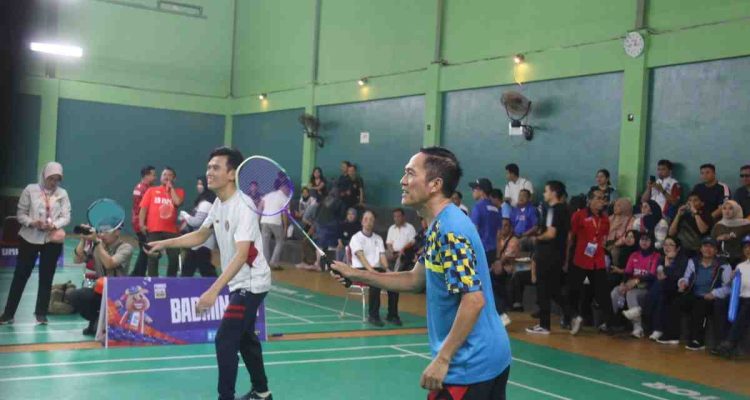 Walikota Palembang, Ratu Dewa bermain batmonton melawan Ketua Korpri, Prof Suzan, Sabtu (11/10/2025). Foto: Kominfo Palembang.