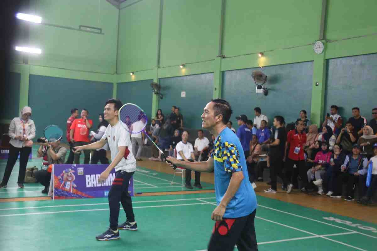 Walikota Palembang, Ratu Dewa bermain batmonton melawan Ketua Korpri, Prof Suzan, Sabtu (11/10/2025). Foto: Kominfo Palembang.