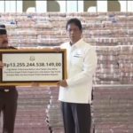 Kejagung, Burhanuddin menyerahkan secara simbolis uang Rp 13 triliun lebih kepada Menku Perbaya, Senin (20/10/2025), yang disaksikan langsung Presiden Prabowo. Foto: IST