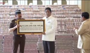 Kejagung, Burhanuddin menyerahkan secara simbolis uang Rp 13 triliun lebih kepada Menku Perbaya, Senin (20/10/2025), yang disaksikan langsung Presiden Prabowo. Foto: IST