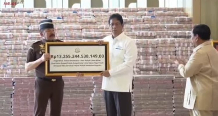 Kejagung, Burhanuddin menyerahkan secara simbolis uang Rp 13 triliun lebih kepada Menku Perbaya, Senin (20/10/2025), yang disaksikan langsung Presiden Prabowo. Foto: IST
