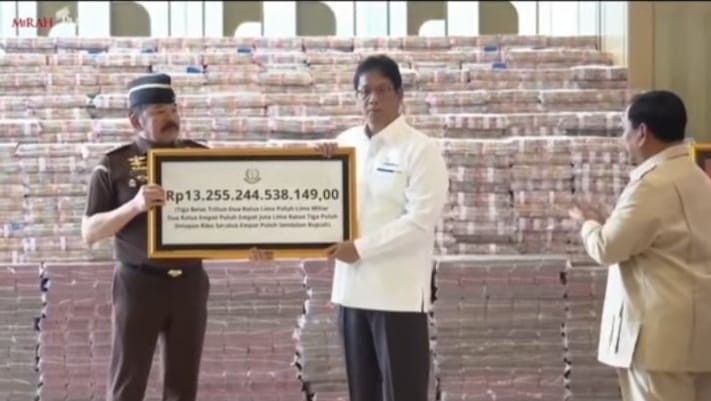 Kejagung, Burhanuddin menyerahkan secara simbolis uang Rp 13 triliun lebih kepada Menku Perbaya, Senin (20/10/2025), yang disaksikan langsung Presiden Prabowo. Foto: IST