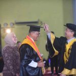 Sekretaris Daerah (Sekda) Provinsi Sumatera Selatan, DR H Edward Candra MH diwisuda sebagai doktor ilmu pilitik, Rabu (15/10/2025). Foto: Humas Pemprov Sumsel.