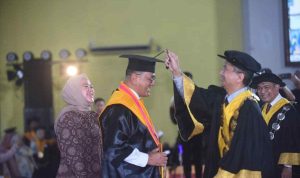 Sekretaris Daerah (Sekda) Provinsi Sumatera Selatan, DR H Edward Candra MH diwisuda sebagai doktor ilmu pilitik, Rabu (15/10/2025). Foto: Humas Pemprov Sumsel.