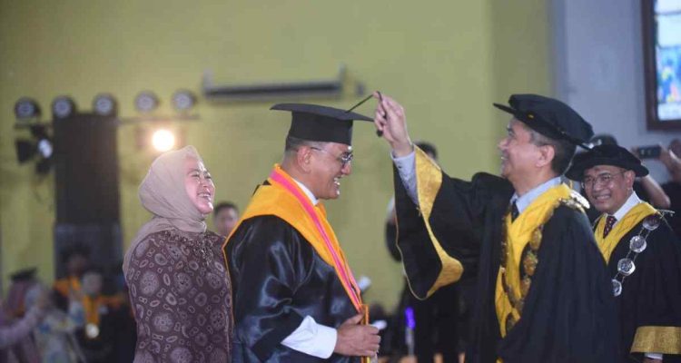 Sekretaris Daerah (Sekda) Provinsi Sumatera Selatan, DR H Edward Candra MH diwisuda sebagai doktor ilmu pilitik, Rabu (15/10/2025). Foto: Humas Pemprov Sumsel.