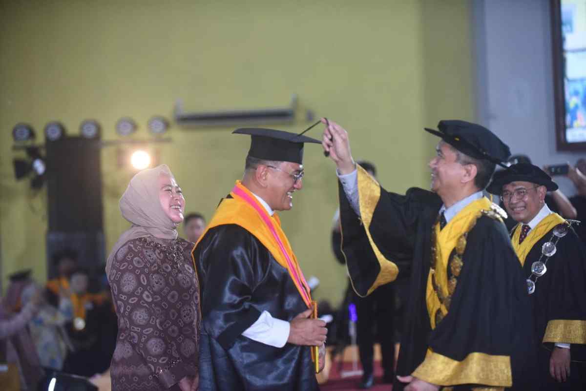 Sekretaris Daerah (Sekda) Provinsi Sumatera Selatan, DR H Edward Candra MH diwisuda sebagai doktor ilmu pilitik, Rabu (15/10/2025). Foto: Humas Pemprov Sumsel.