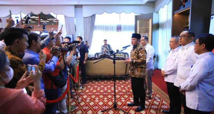 Gubernur Sumsel Dr. H. Herman Deru saat usai menandatangani Nota Kesepahaman dan Serah Terima Lahan Pembangunan Pelabuhan Palembang Baru, Tanjung Carat, Jumat (31/10/2025). Foto: Humas Pemprov Sumsel.