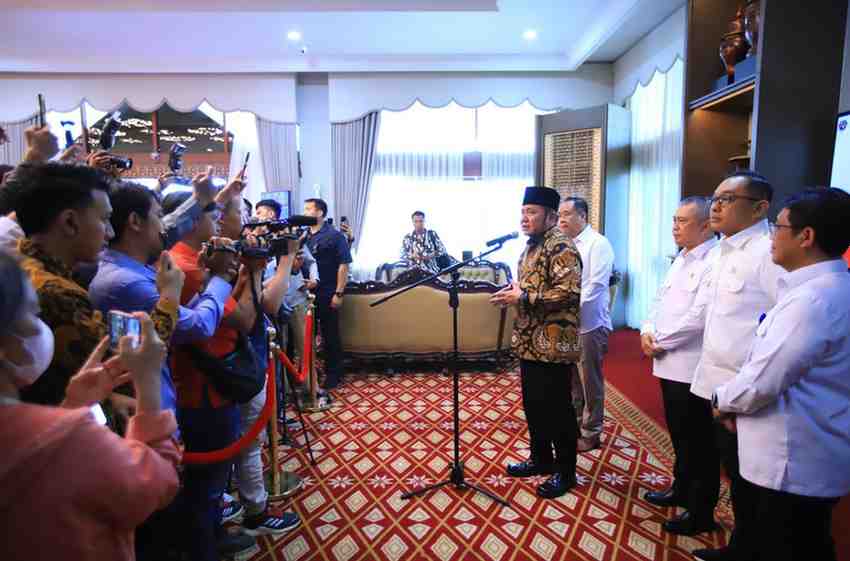 elabuhan Gubernur Sumsel Dr. H. Herman Deru saat usai menandatangani Nota Kesepahaman dan Serah Terima Lahan Pembangunan Pelabuhan Palembang Baru, Tanjung Carat, Jumat (31/10/2025). Foto: Humas Pemprov Sumsel.