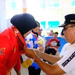 Bupati Muba, HM Toha menyerahkan medali kepada atlet Muba yang meraih medali emas, Sabtu (18/10/2025). Foto: Kominfo Muba.
