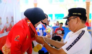 Bupati Muba, HM Toha menyerahkan medali kepada atlet Muba yang meraih medali emas, Sabtu (18/10/2025). Foto: Kominfo Muba.