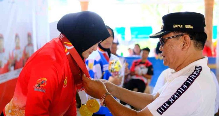 Bupati Muba, HM Toha menyerahkan medali kepada atlet Muba yang meraih medali emas, Sabtu (18/10/2025). Foto: Kominfo Muba.