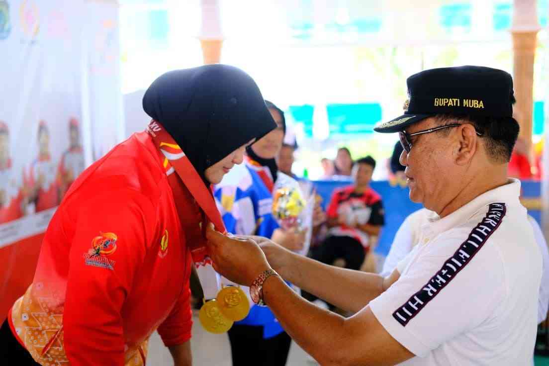 Bupati Muba, HM Toha menyerahkan medali kepada atlet Muba yang meraih medali emas, Sabtu (18/10/2025). Foto: Kominfo Muba.