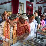 Menteri Kebudayaan Republik Indonesia, Fadli Zon melihat benda-benda bersejarah pada Pameran Perangko “Para Pendiri Bangsa” dan kegiatan Jumpa Museum 2025 di Museum Sultan Mahmud Badaruddin II (SMB II) Palembang pada Senin (20/10/2025). Foto: Kominfo Palembang.