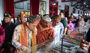 Menteri Kebudayaan Republik Indonesia, Fadli Zon melihat benda-benda bersejarah pada Pameran Perangko “Para Pendiri Bangsa” dan kegiatan Jumpa Museum 2025 di Museum Sultan Mahmud Badaruddin II (SMB II) Palembang pada Senin (20/10/2025). Foto: Kominfo Palembang.