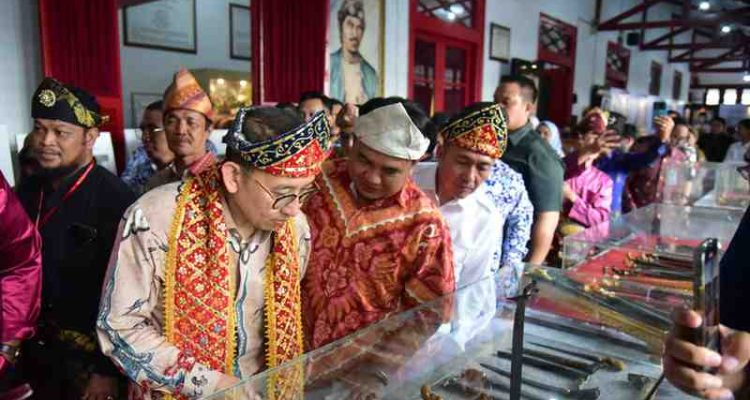Menteri Kebudayaan Republik Indonesia, Fadli Zon melihat benda-benda bersejarah pada Pameran Perangko “Para Pendiri Bangsa” dan kegiatan Jumpa Museum 2025 di Museum Sultan Mahmud Badaruddin II (SMB II) Palembang pada Senin (20/10/2025). Foto: Kominfo Palembang.