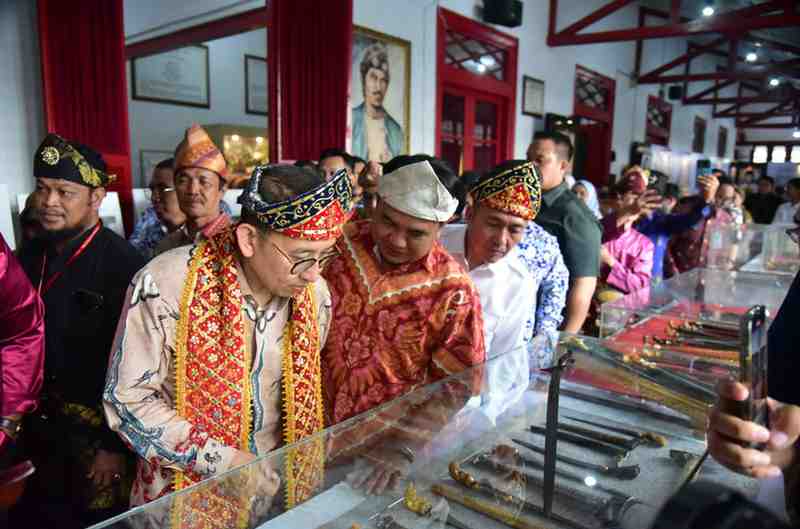 Menteri Kebudayaan Republik Indonesia, Fadli Zon melihat benda-benda bersejarah pada Pameran Perangko “Para Pendiri Bangsa” dan kegiatan Jumpa Museum 2025 di Museum Sultan Mahmud Badaruddin II (SMB II) Palembang pada Senin (20/10/2025). Foto: Kominfo Palembang.
