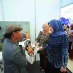 Ketua Dekranasda Sumsel, Hj Febrita Lustia melihat pajangan stan di Festival Kreatif Sriwijaya 2025 dan launching Wastra Warisan Sumsel, Kamis (9/10/2025) di Dinning Hall JSC Palembang. Foto: Humas Pemprov Sumsel.