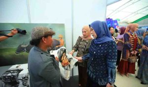 Ketua Dekranasda Sumsel, Hj Febrita Lustia melihat pajangan stan di Festival Kreatif Sriwijaya 2025 dan launching Wastra Warisan Sumsel, Kamis (9/10/2025) di Dinning Hall JSC Palembang. Foto: Humas Pemprov Sumsel.