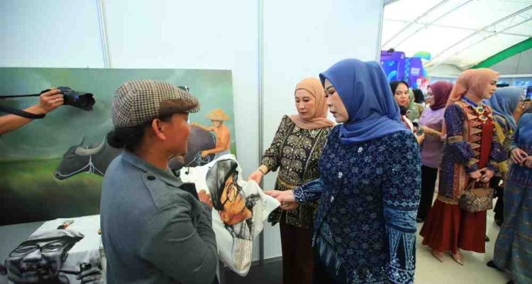 Ketua Dekranasda Sumsel, Hj Febrita Lustia melihat pajangan stan di Festival Kreatif Sriwijaya 2025 dan launching Wastra Warisan Sumsel, Kamis (9/10/2025) di Dinning Hall JSC Palembang. Foto: Humas Pemprov Sumsel.
