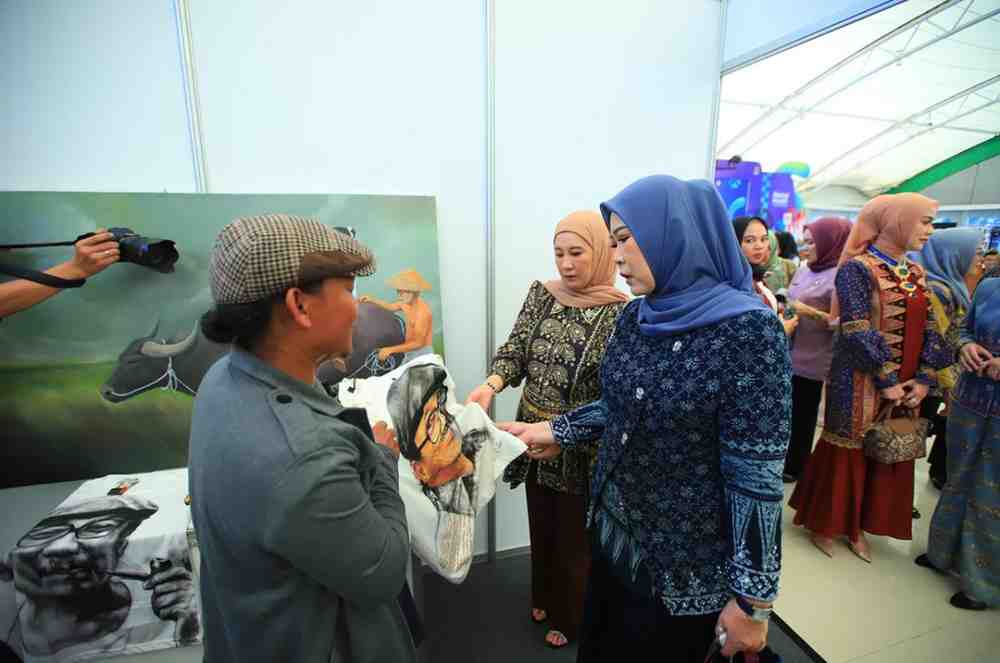 Ketua Dekranasda Sumsel, Hj Febrita Lustia melihat pajangan stan di Festival Kreatif Sriwijaya 2025 dan launching Wastra Warisan Sumsel, Kamis (9/10/2025) di Dinning Hall JSC Palembang. Foto: Humas Pemprov Sumsel.