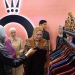 Ketua TP PKK Sumsel, Febrita Lustia melihat langsung produk UMKM pada kegiatan Semarak UMKM Sriwijaya 2025 yang digelar Bank Indonesia (BI) di Palembang Indah Mall, Sabtu (25/10/2025). Foto: Humas Pemprov Sumsel.