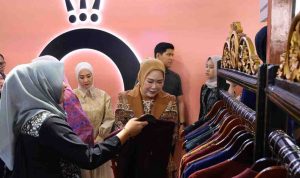feby (2) Ketua TP PKK Sumsel, Febrita Lustia melihat langsung produk UMKM pada kegiatan Semarak UMKM Sriwijaya 2025 yang digelar Bank Indonesia (BI) di Palembang Indah Mall, Sabtu (25/10/2025). Foto: Humas Pemprov Sumsel.