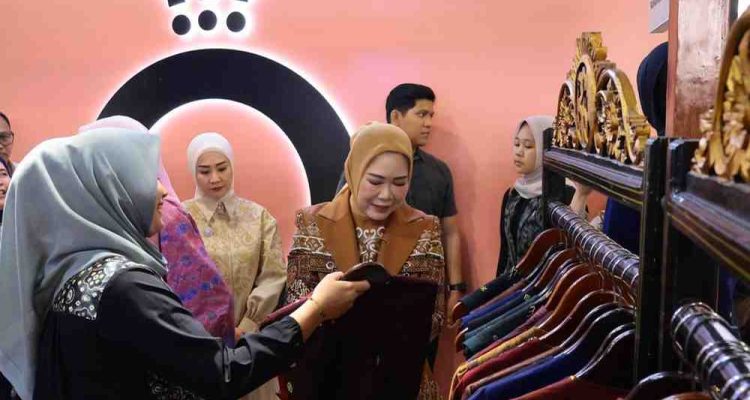 Ketua TP PKK Sumsel, Febrita Lustia melihat langsung produk UMKM pada kegiatan Semarak UMKM Sriwijaya 2025 yang digelar Bank Indonesia (BI) di Palembang Indah Mall, Sabtu (25/10/2025). Foto: Humas Pemprov Sumsel.