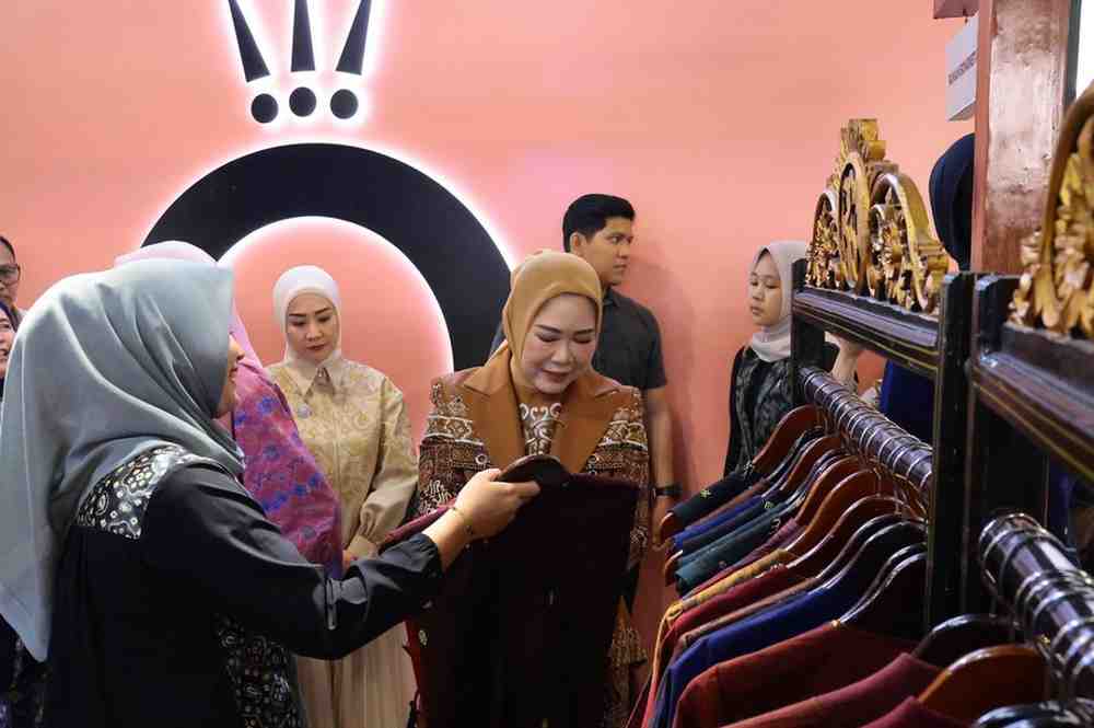 feby (2) Ketua TP PKK Sumsel, Febrita Lustia melihat langsung produk UMKM pada kegiatan Semarak UMKM Sriwijaya 2025 yang digelar Bank Indonesia (BI) di Palembang Indah Mall, Sabtu (25/10/2025). Foto: Humas Pemprov Sumsel.