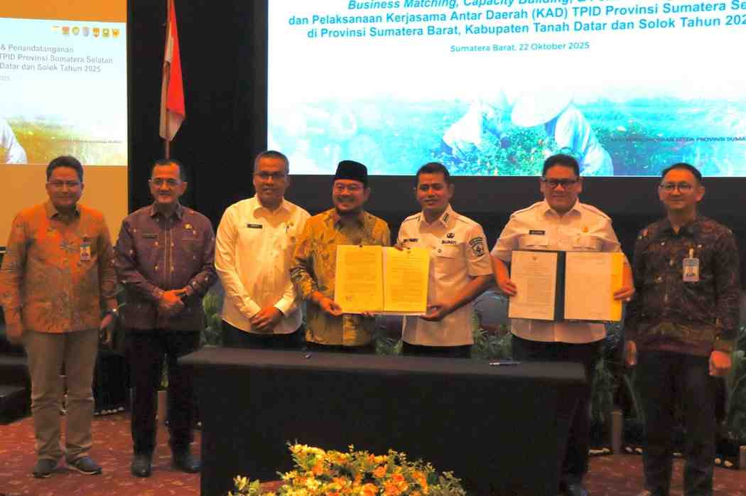 Wakil Walikota Palembang, Prima Salam menghadiri penandatanganan kerjasama antar daerah di Diamond Ballroom Hotel Axana Padang, Sumatera Barat, Rabu (22/10/2025). Foto: Kominfo Palembang.