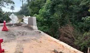 Perbaikan jembatang yang tanahnya longsor di Desa Sialang Agung Kecamatan Plakat Tinggi, Muba selesai dilakukan Dinas PUPR setempat, Selasa (21/10/2025). Foto: IST